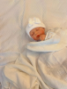 Neugeborenenmütze mit Minischleife weiß extra warm