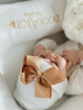 Neugeborenenmütze weiß mit bronzefarbener Schleife extra warm