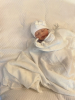 Neugeborenenmütze mit Minischleife weiß extra warm
