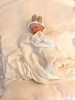 Neugeborenenmütze mit Mini-Schleife aus Band in Taupe, extra warm