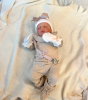 Neugeborenenmütze weiß mit taupefarbener Schleife extra warm
