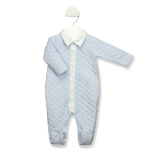 Klassisches babyblaues Outfit