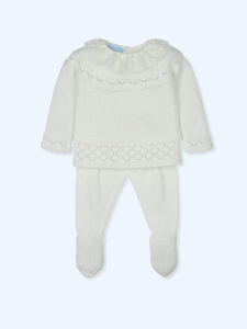 Cremefarbenes Baby-Outfit aus Strick mit Rüschen und Schleife