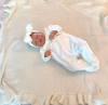 Ecrufarbenes Baby-Outfit mit Schleife aus Spitze