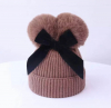Braune Schleife Wintermütze mit Pompons
