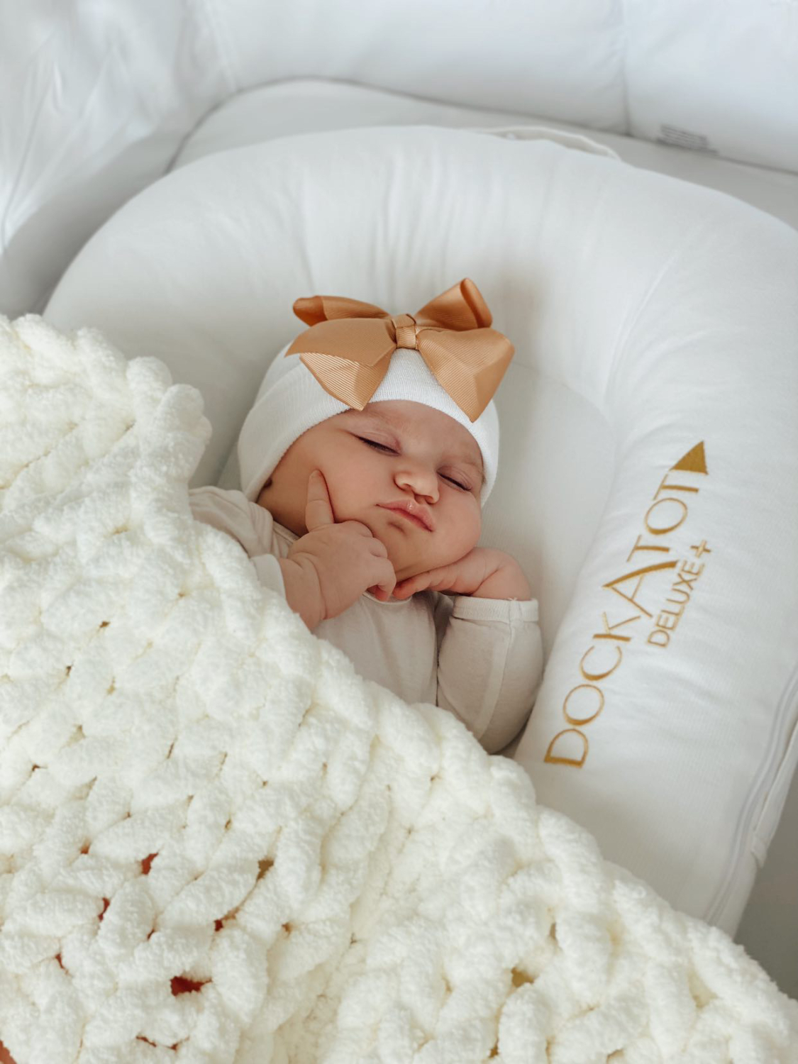 Neugeborenenmütze weiß mit bronzefarbener Schleife extra warm