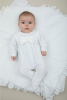 Ecrufarbenes Baby-Outfit mit Schleife aus Spitze