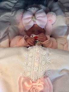 Babymütze mit rosa Schleife und rosa Strass