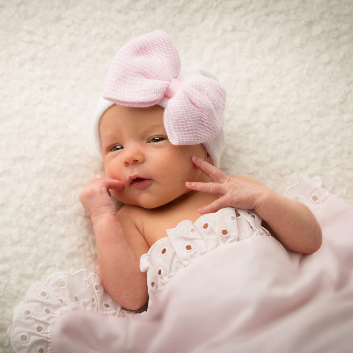 Babymütze weiß mit rosa Schleife